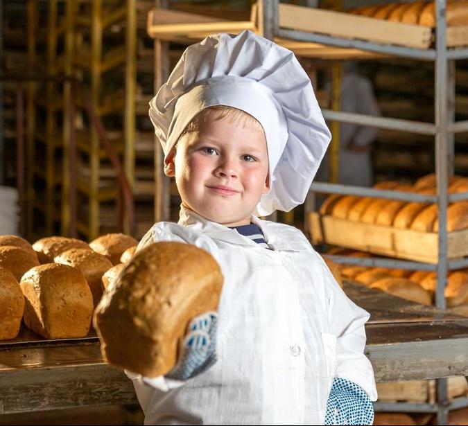 Фото пекаря с хлебом